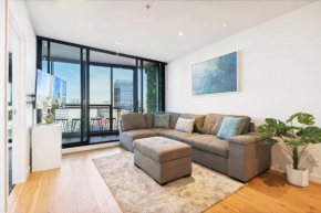 Sophisticated 2-Bed with Pool & Gym